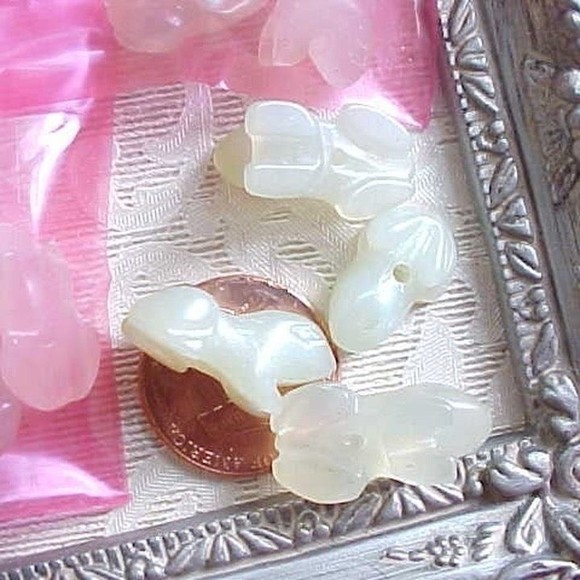 2 Mardi Gras Plague of Frog Toad Light Green Jade Carved Beads Earrings Pair - Picture 3 of 3